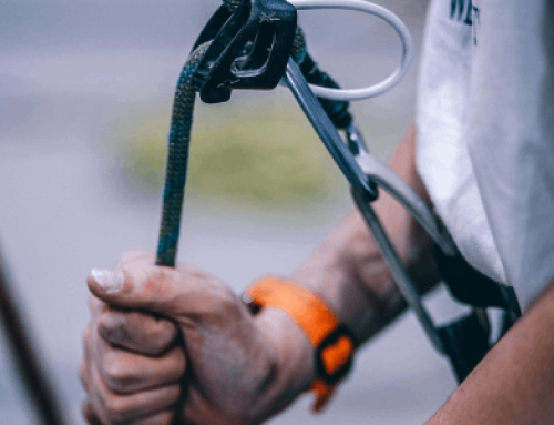 Rappel device (belay device) for rock climbing